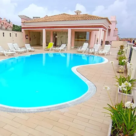 Lisbon South Bank With Shared Pool & Gym Apartment