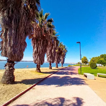 דירה Lisbon South Bank With Shared Pool & Gym