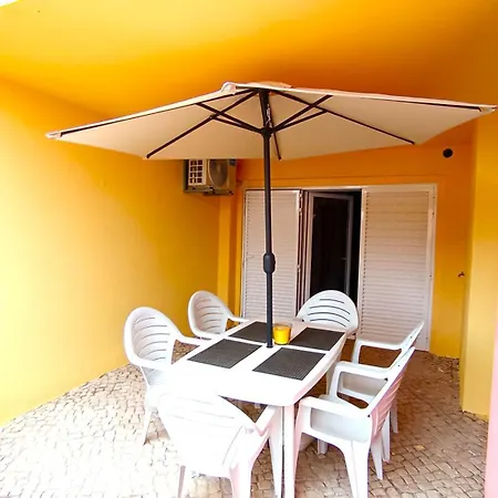 Lisbon South Bank With Shared Pool & Gym דירה *